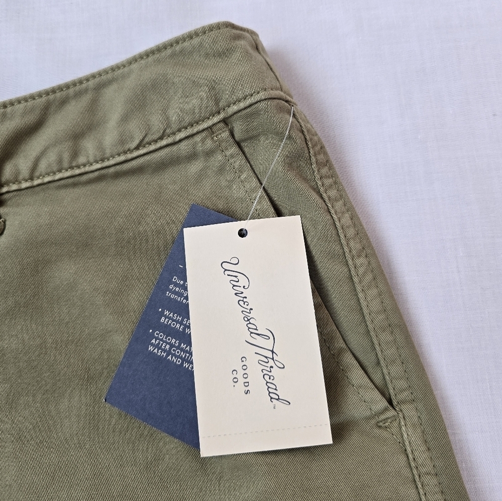 Universal Thread▪️Mid-Rise Straight Leg Relaxed Chino Pants in Olive Green - Picture 8 of 9